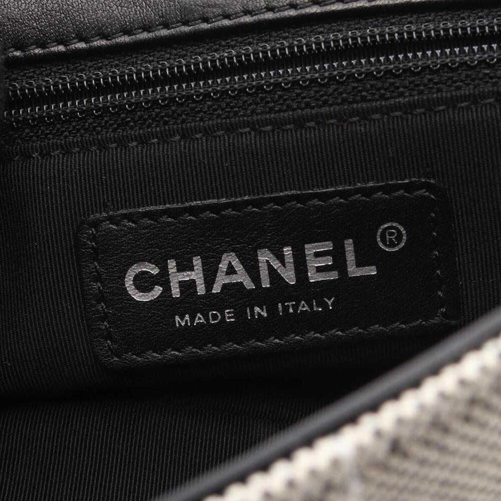 CHANEL Black Leather Shoulder Bag - Picture 4 of 11